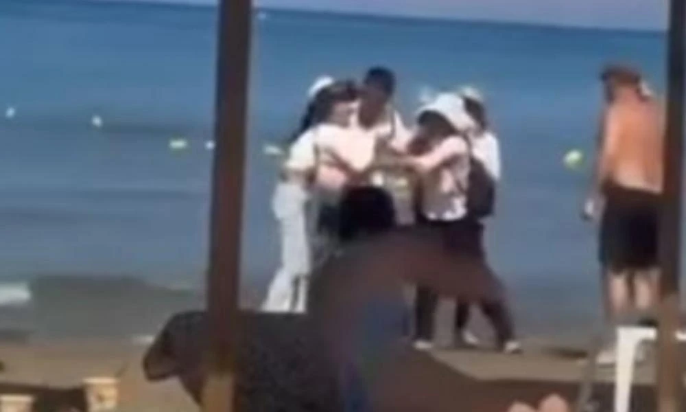 Χανιά: Μασέρ έπαιξαν ξύλο σε παραλία - Δείτε γιατί (βίντεο)